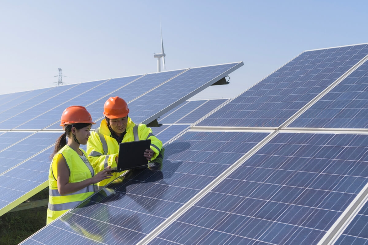 Advantages of outsourced O&M for solar plants